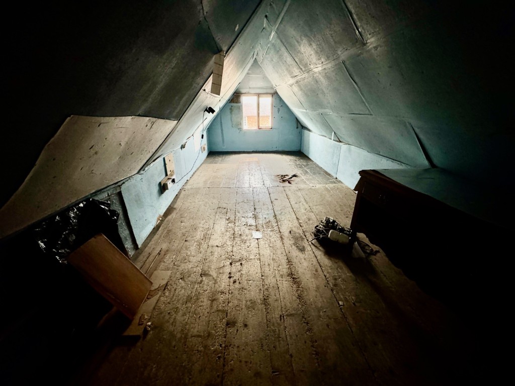 Lot: 31 - DETACHED PERIOD COTTAGE AND ORCHARD LAND - Attic room with window